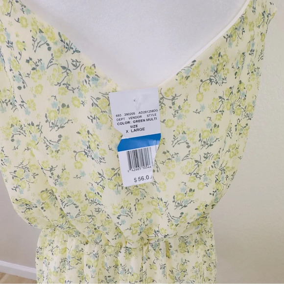 NWT SADIE & SAGE beautiful floral romper - Picture 6 of 9